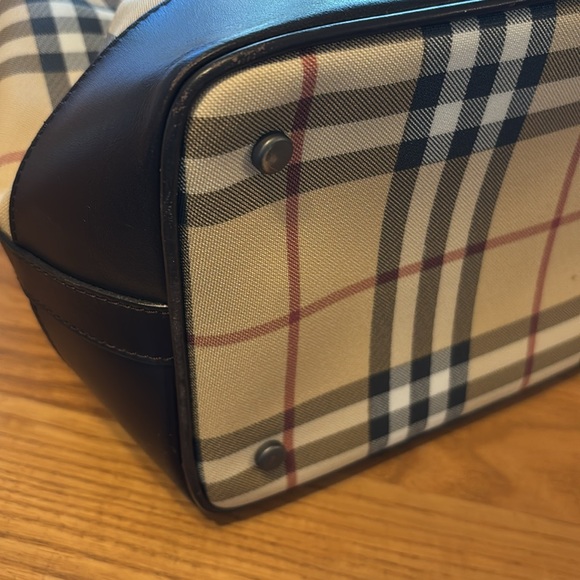 Burberry plaid bucket bag in excellent condition - Picture 4 of 15